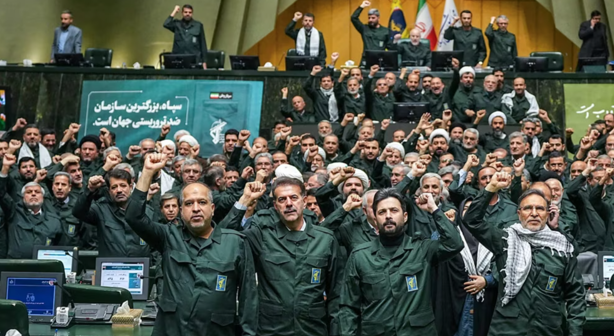 Pripadnici iranskog parlamenta obučeni u uniformu Iranske revolucionarne garde uzvikuju "Smrt Americi", u Teheranu, 1. februar 2026.