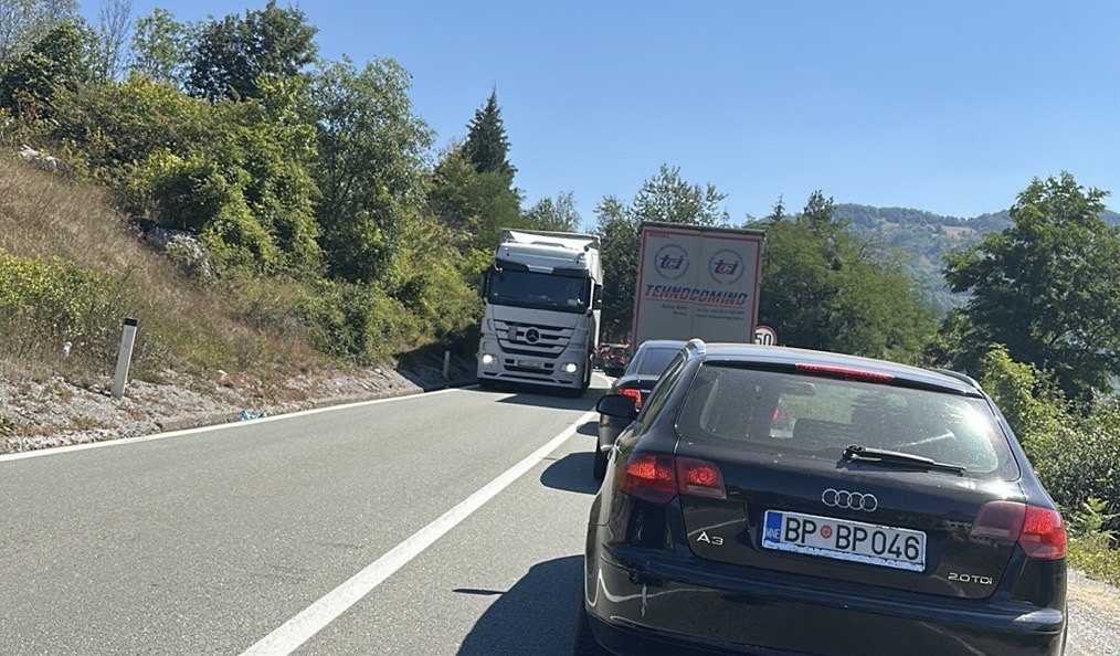 Zbog udesa se stvorila kolona (Foto: Patrola CG)