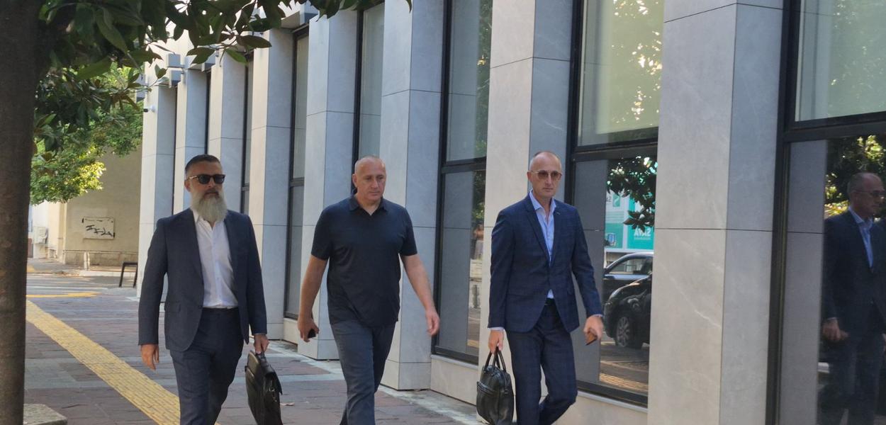 Volkov sa Lazovićem i kolegom Kovačevićem dolazi na ročište (Foto: Portal ETV/Marija Žižić)