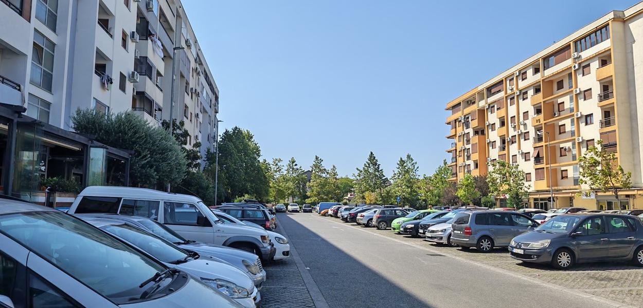Podgorička Komunalna policija počela da sankcioniše nepropisno parkiranje i zaustavljanje (Foto: Portal ETV/Miraš Dušević)