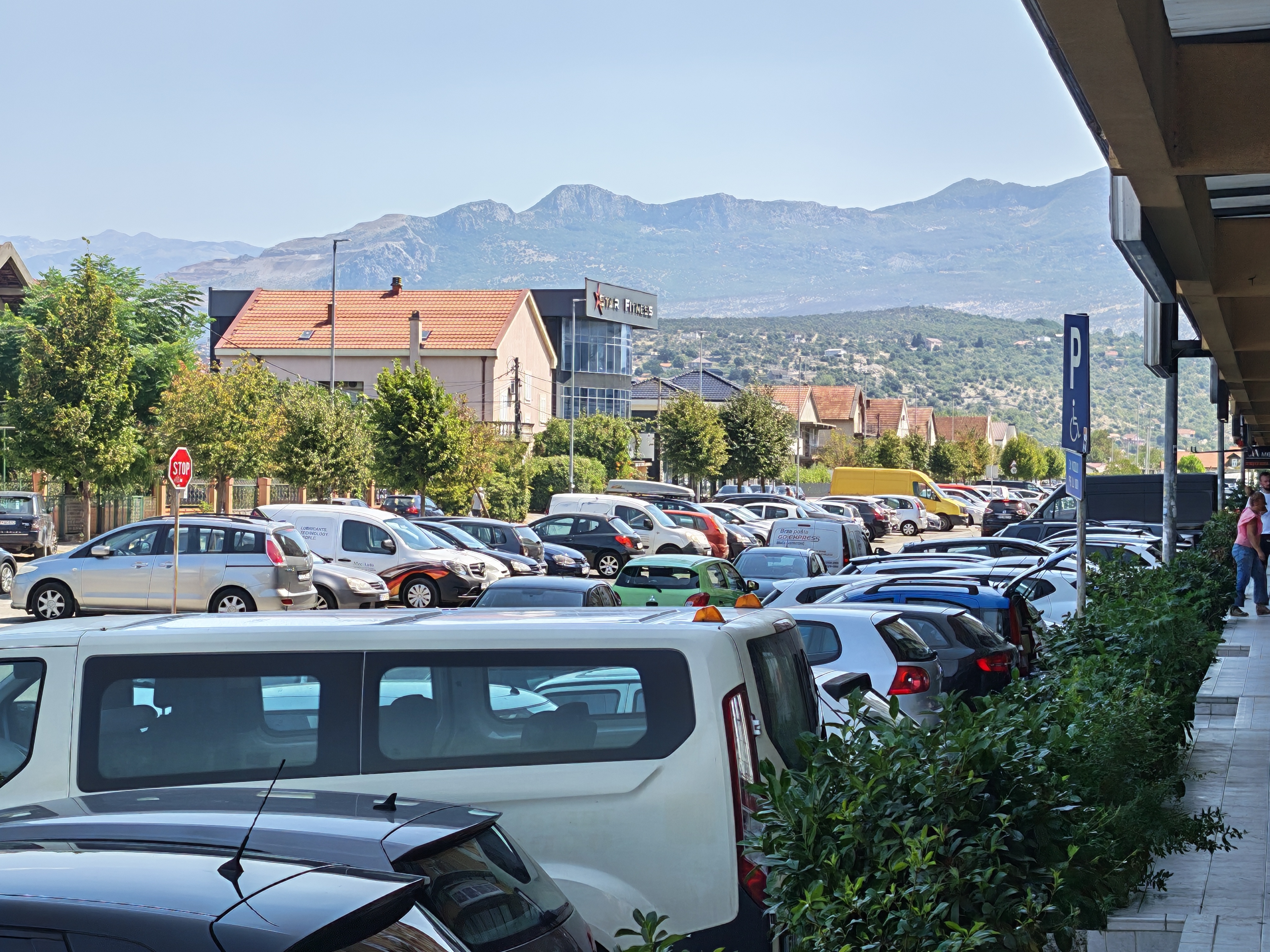 Podgorica, nepropisno parkiranje, parking