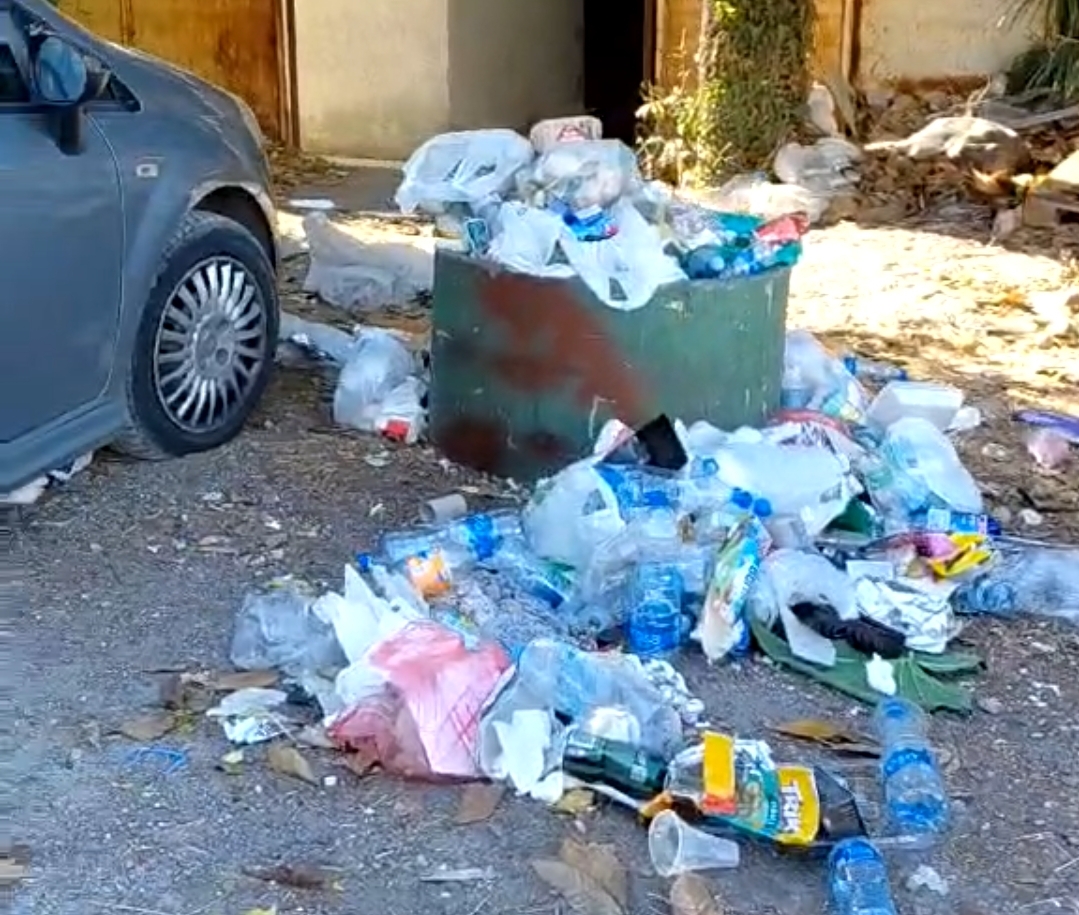 Smeće na parking prostoru (Foto: Novski portal)