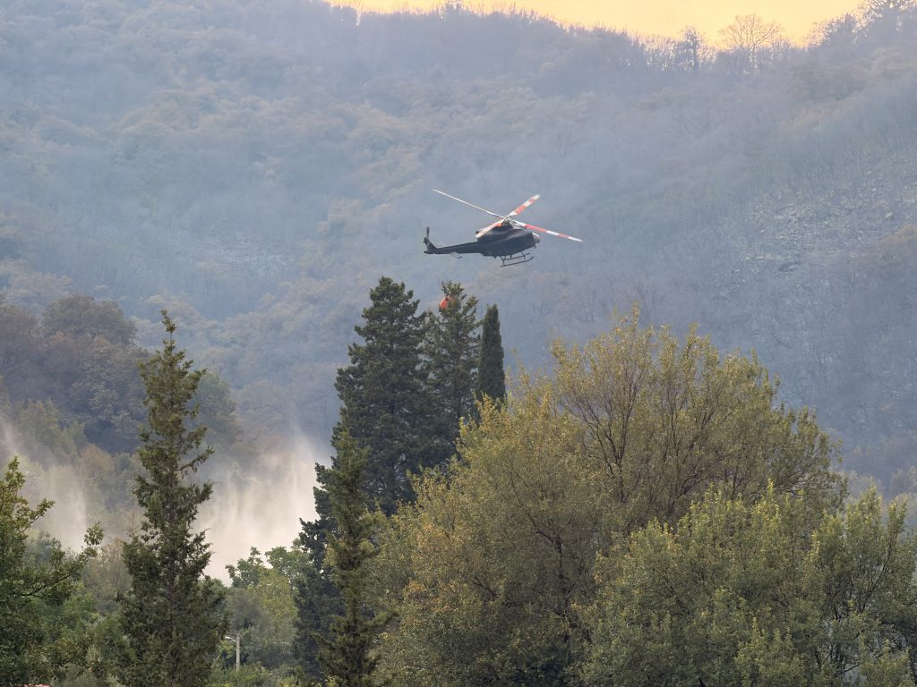 Angažovan i helikopter (Foto: RTHN)