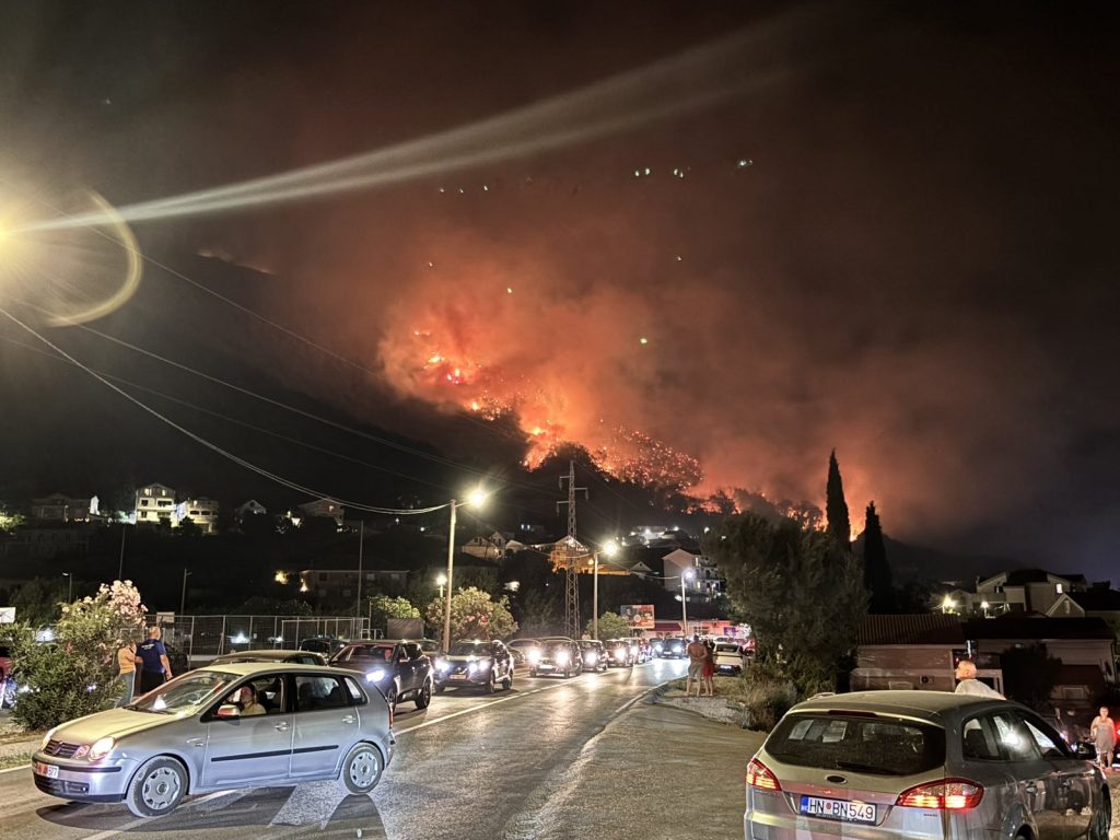 Požari u Crnoj Gori bukte (Foto: RTHN)