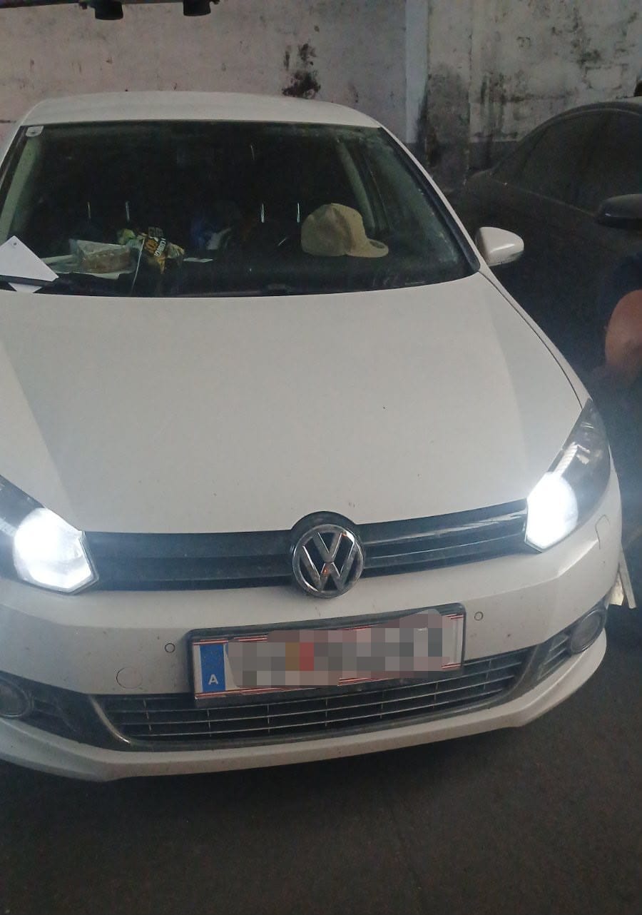 Vozilo kojim je upravljao državljanin Austrije (Foto: Uprava policije - X)