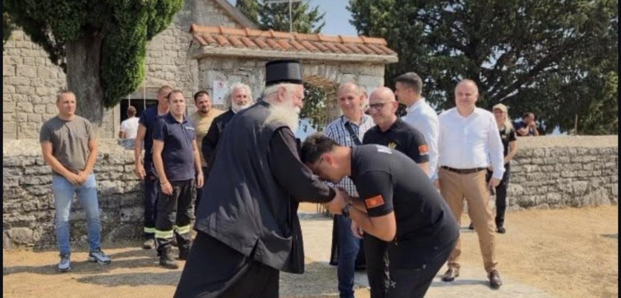 Šaranović ljubi ruku Joanikiju (Foto: hn_danas/Instagram)