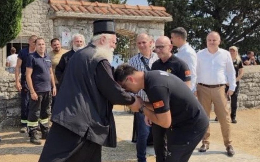 PONIŽENJE PROFESIJE I LIČNOSTI: Ministar Šaranović ljubi ruku mitropolitu SPC Joanikiju 