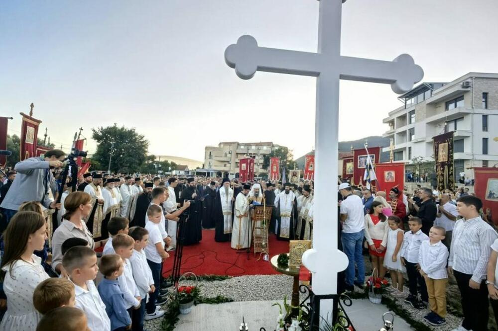 NIJE DUGO TRAJALA ZAŠTITA BIJELE: Patrijarh SPC Porfirije osvještava krst u Bijeloj 