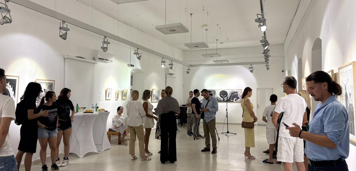 Sa otvaranja izložbe "U korijenu planine" Aleksandra Radevića (Foto: Muzeji i galerije Budve)