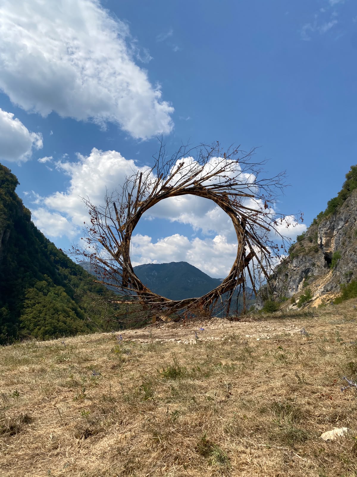 Land art instalacija „Tamna strana Sunca“ na Gojinom brdu iznad Šavnika