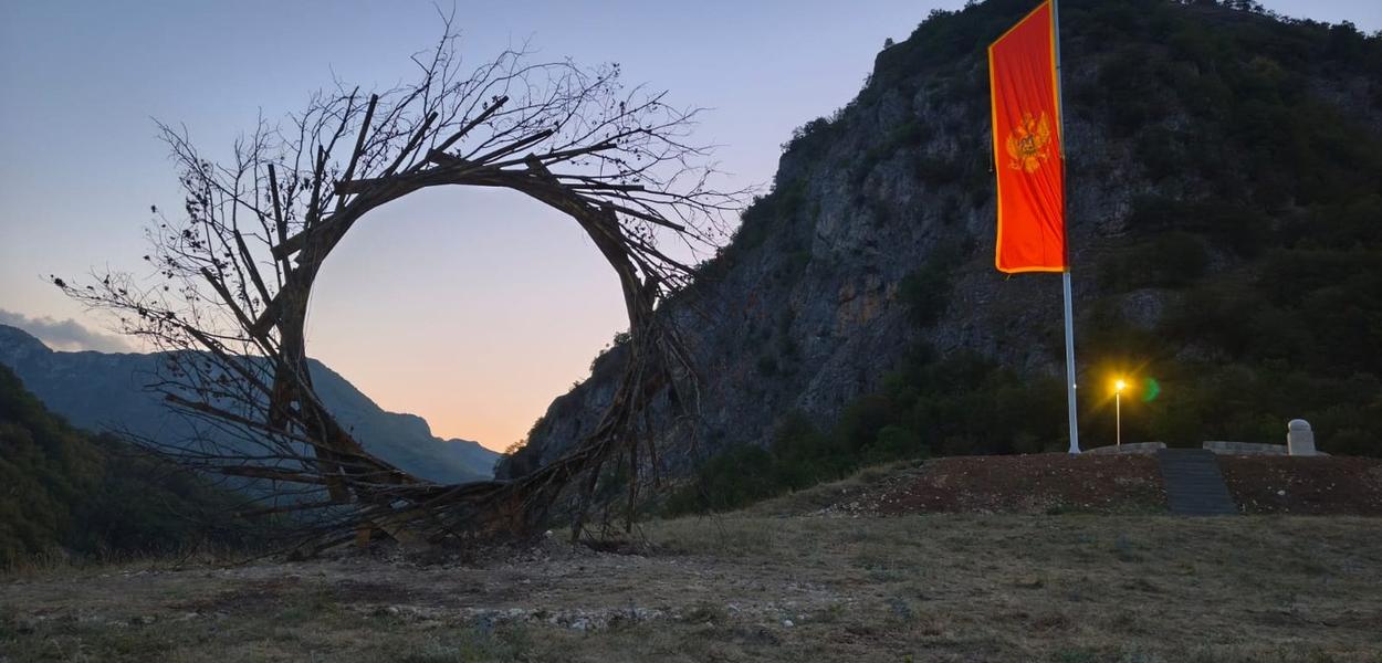 Land art instalacija „Tamna strana Sunca“ na Gojinom brdu iznad Šavnika