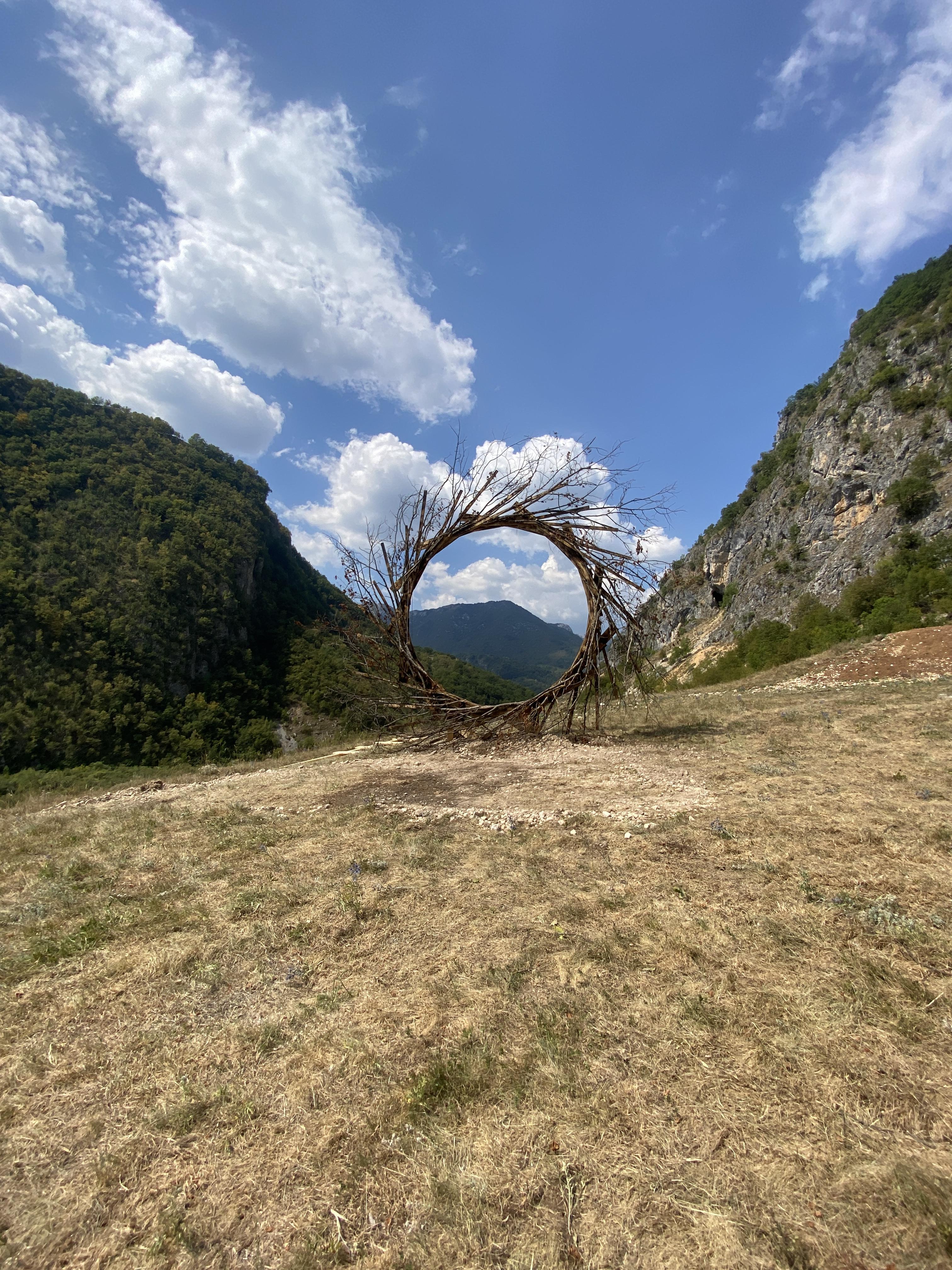 Land art instalacija „Tamna strana Sunca“ na Gojinom brdu iznad Šavnika