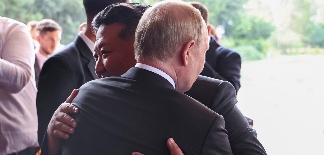 Vladimir Putin i Kim Džong UN (Foto: AP/Alexander Kazakov)