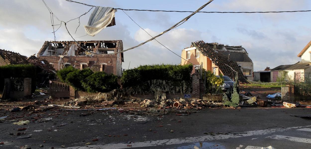 Posljedice tornada u Francuskoj (Foto: AP Photo/Michel Spingler)