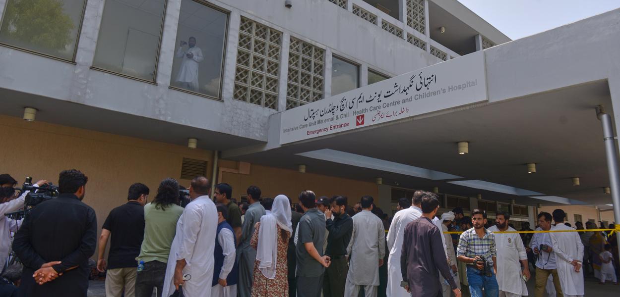Ispred bolnice u Pakistanu (Foto: AP/M.A. Sheikh)