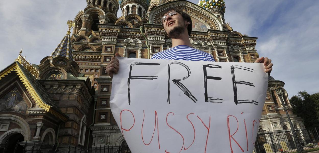 Sa protesta za oslobađanje članica ruske punk grupe Pussy Riot zbog performansa protiv predsjednika Rusije Vladimira Putine u Sankt Peterburgu, u Rusiji, 17. avgusta 2012. godine  (Foto: AP Photo/Dmitry Lovetsky)