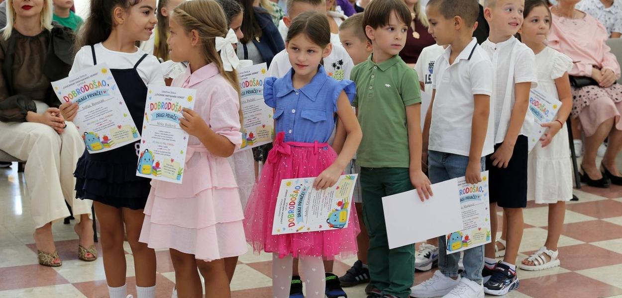 Nova generacija đaka krenula u školu (Foto: Prijestonica Cetinje)