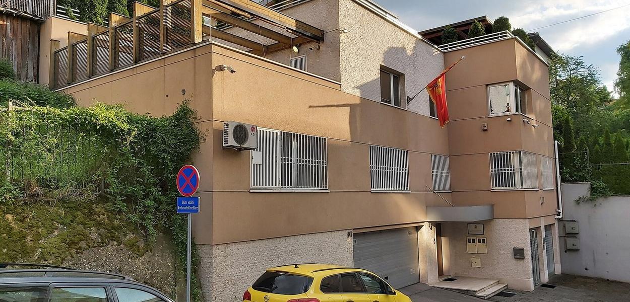KO MOŽE, KO NE MOŽE DA RADI: Ambasada Crne Gore u Sarajevu (Foto: UGC)
