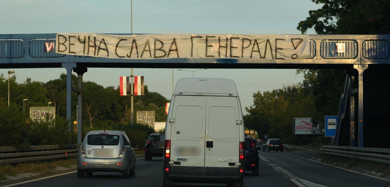 Baner sa porukom kojom se veliča osuđeni ratni zločinac Ratko Mladić, Beograd, Srbija, 3. septembar 2026. (Foto: AP Photo/Darko Vojinovic)