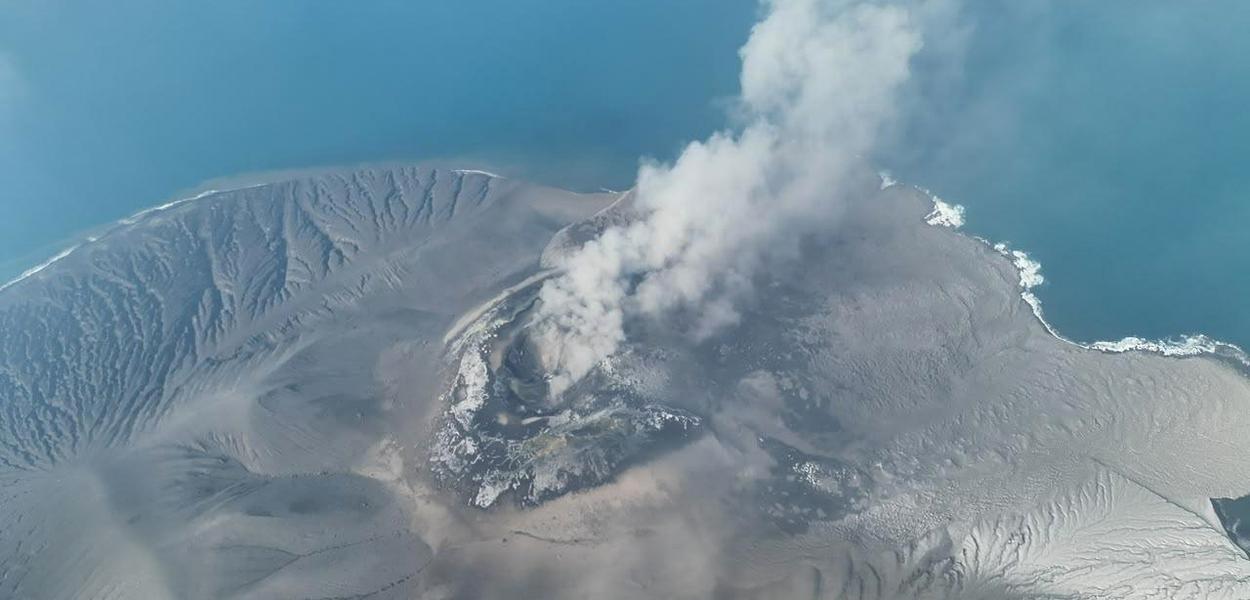 Iz vulkana Anak Krakatau u Indoneziji izlazi dim (snimak iz drona) (Foto: Badan Geologi via AP)