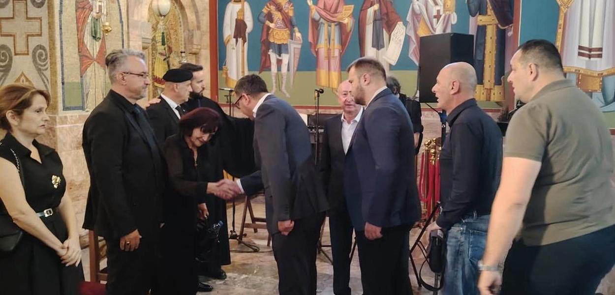 Vladislav Bojović, Mihailo Asanović i brat Milana Kneževića na sahrani ratnog zločinca Ratka Mladića (Foto: DNP )