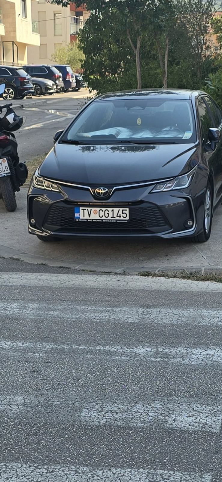 Službeno vozilo u Tivtu parkirano na trotoaru, tik ispred pješačkog prijelaza