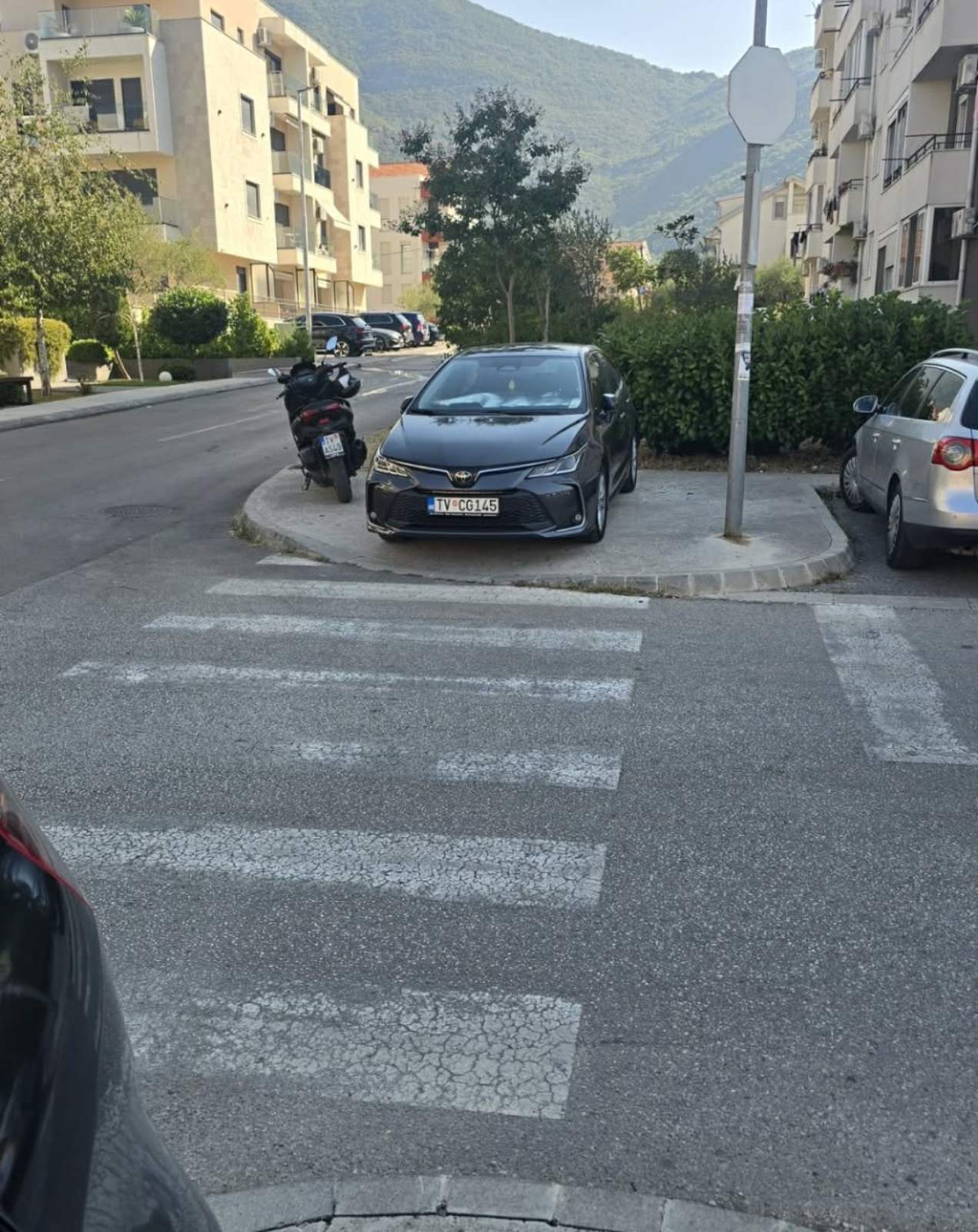 Službeno vozilo u Tivtu parkirano na trotoaru, tik ispred pješačkog prijelaza