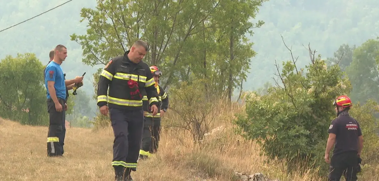 Vatrogasci na terenu u Nikšiću (Foto: RTNK)