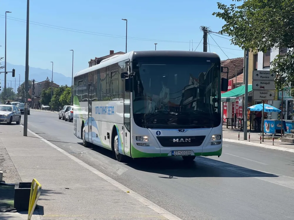 Autobus koji vozi samo kroz Zetu (Foto: Dan)