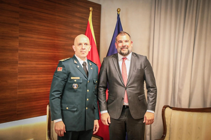 KO NIJE ZA SEBE NIJE NI ZA DRUGOGA: Miodrag Vuksanović i Dragan Krapović  (Foto: Ministarstvo odbrane)