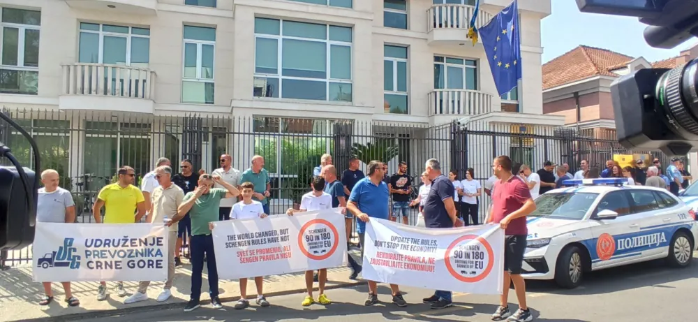 Sa protesta prevoznika ispred Delegacije EU (Foto: Dan)