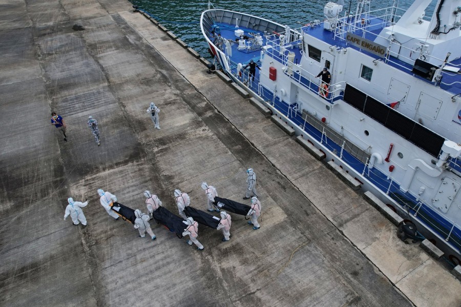 Tijela sa izgorjelog broda na Filipinima dopremljena na identifikaciju (Foto: Beta/(AP Photo/Aaron Favila)
