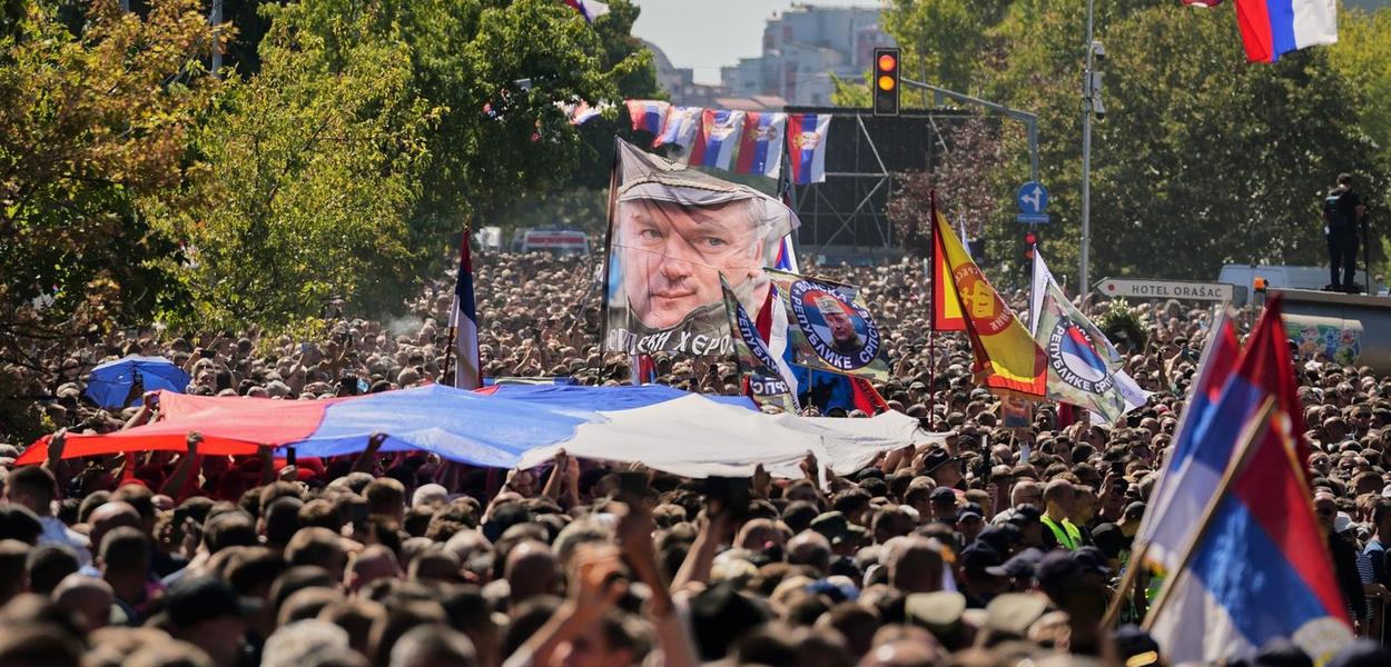 Hiljade ljudi na sahrani ratnom zločincu Ratku Mladiću (Beta/AP Photo/Darko Vojinovic)