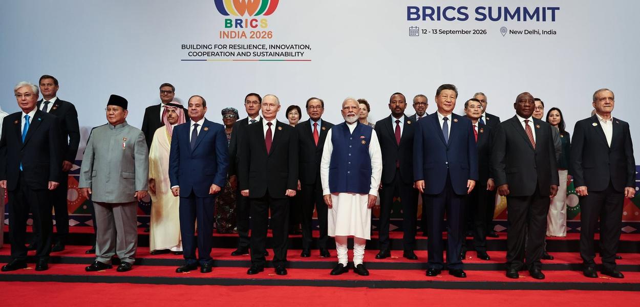 Participants of the BRICS Plus Outreach format pose for a photo in New Delhi, India, on Sunday, Sept. 13, 2026. (Alexander Kazakov, Sputnik, Kremlin Pool Photo via AP) (Foto: Alexander Kazakov)