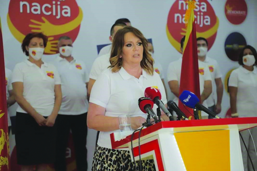KAD SE SLAVI USKRS: Konzulka Ćirović na jednom mitingu Demokratske Crne Gore