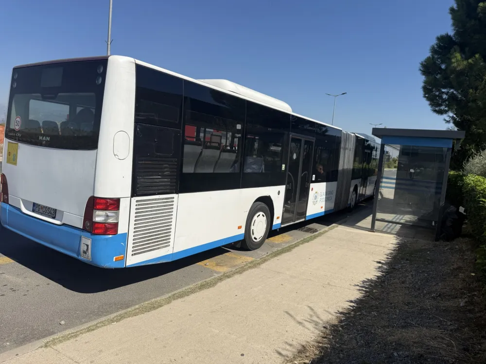 Stajalište na Ćemovskom polju gdje putnici presijedaju (Foto: Dan)