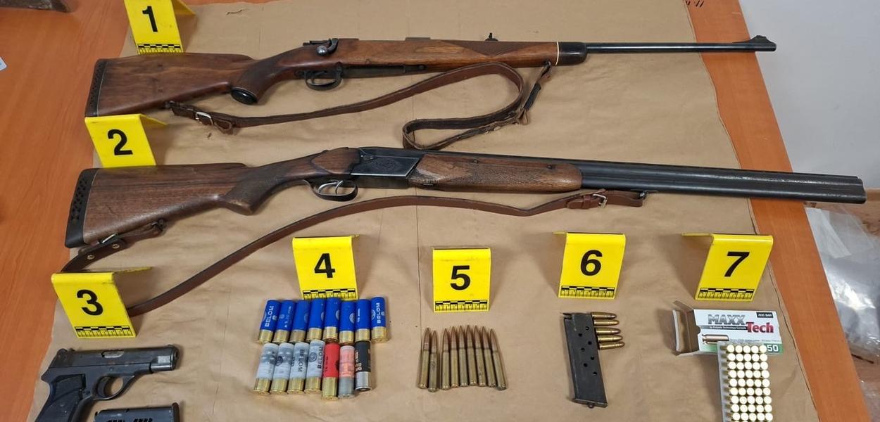 Stvari pronađene u jednom od pretresa na sjeveru (Foto: Uprava policije)