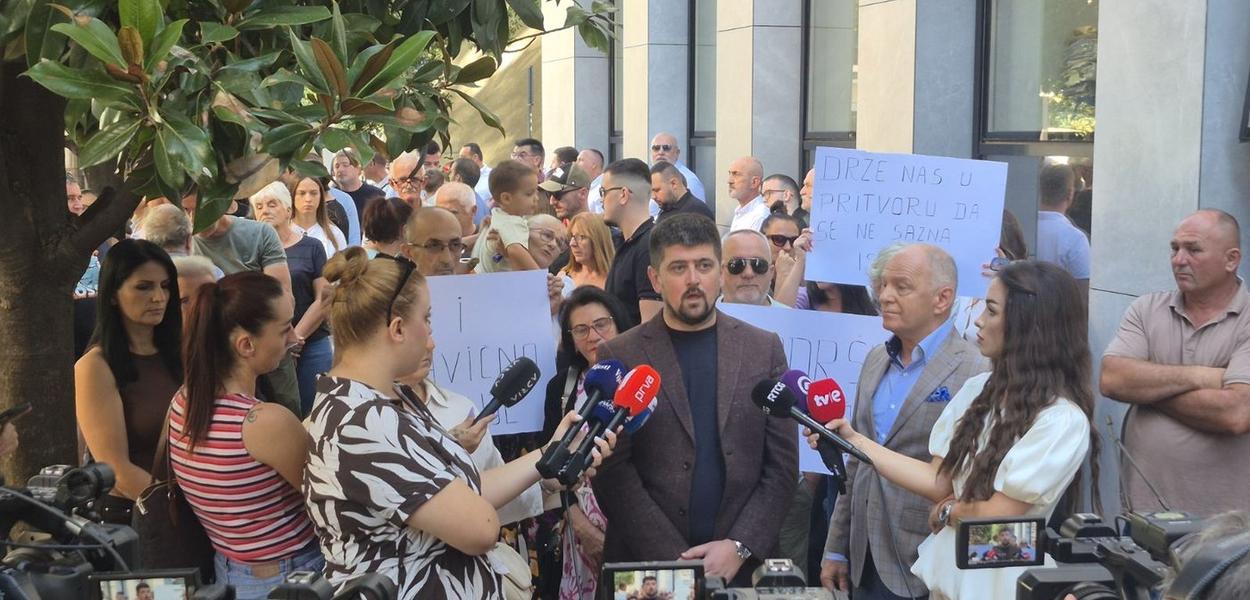 Sa protesta ispred Višeg suda (Foto: Portal ETV)