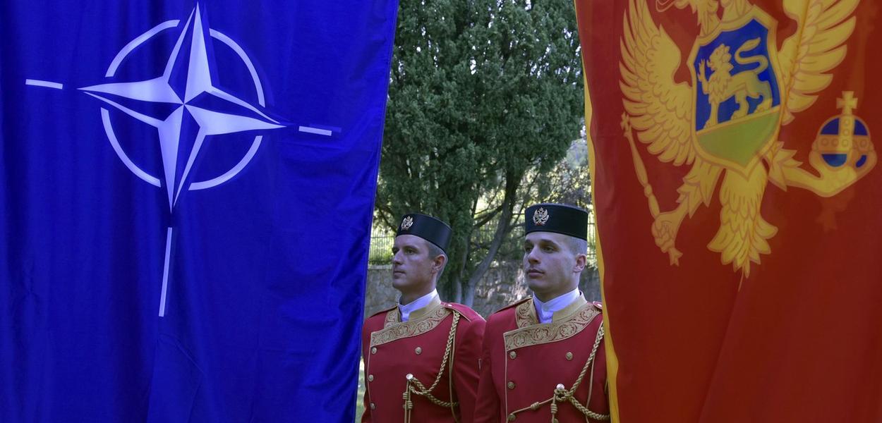 Crnogorska počasna garda stoji između zastava NATO-a i Crne Gore tokom ceremonije obilježavanja stupanja Crne Gore u NATO, u Podgorici 7. juna 2017. (Foto: AP foto/Risto Bozovic)