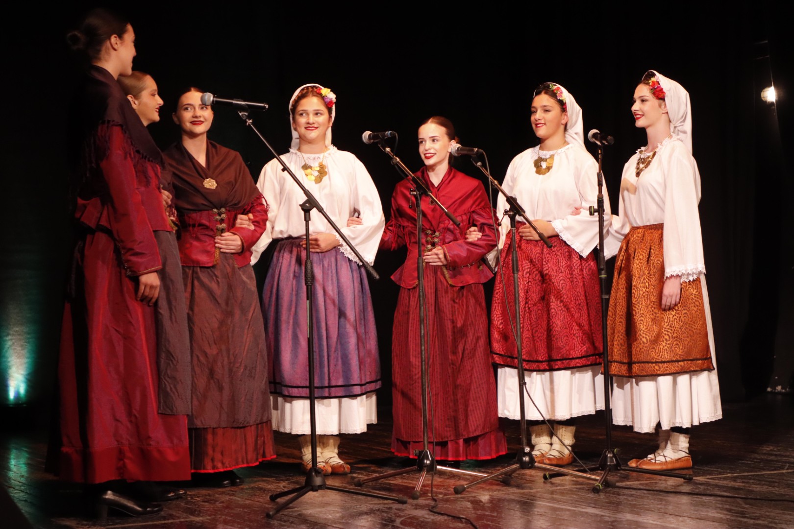 Međunarodni festival malih etno grupa i solista „Zmaj preleće s mora na Dunavu“