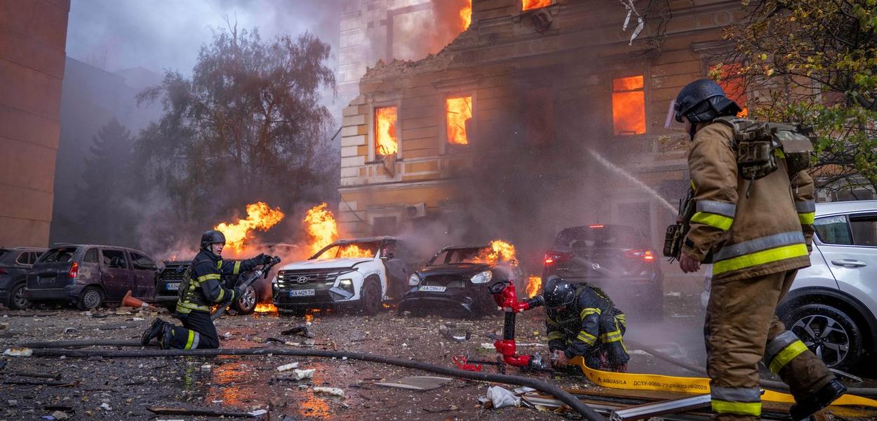 Spasioci gase požar u zgradi Nacionalne akademije nauka, oštećenoj nakon udara ruskog drona u centru Kijeva, u Ukrajini, u ponedjeljak, 28. septembra 2026. godine. (Foto: AP/Dan Bashakov)