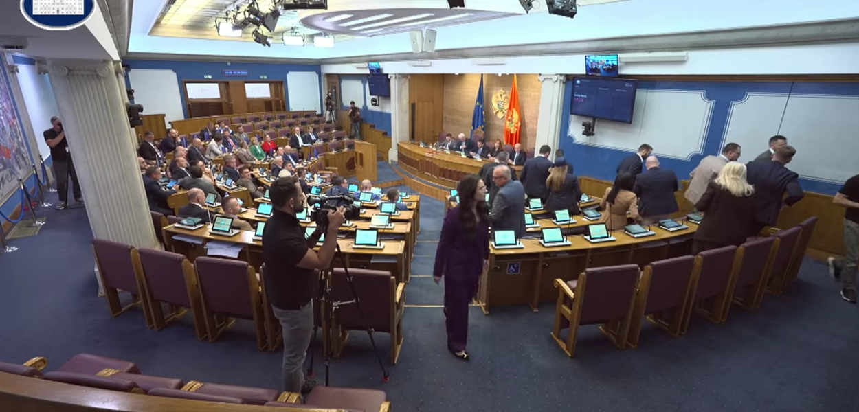 Poslanici DPS-a napustili vanrednu sjednicu (Foto: Skupština Crne Gore/Youtube)