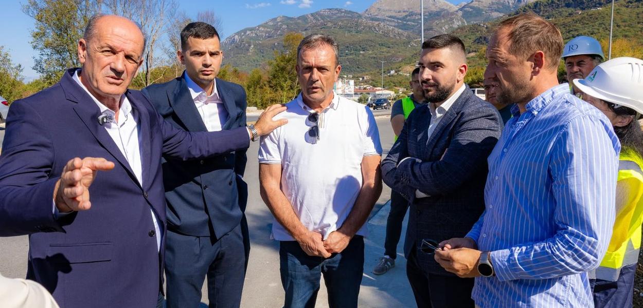 Radoš Zečević sa saradnicima, predstavnicima nadzornih organa, izvođača i podizvođača radova i pomoćnikom direktora Uprave za saobraćaj obišao bulevar Tivat – Jaz (Foto: Ministarstvo saobraćaja)