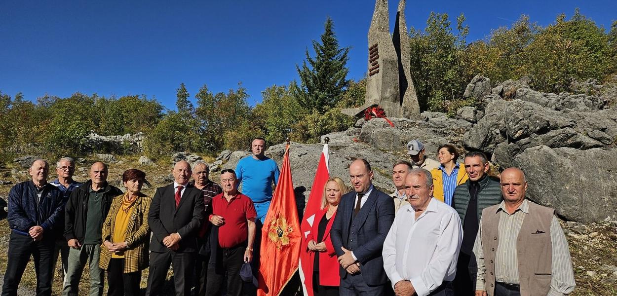 Polaganje vijenaca na spomen-obelisku Lovćenskom partizanskom odredu (Foto: Prijestonica Cetinje)