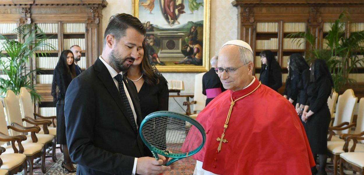 Predsjednik, pored ostalog, papi uručio posebno izrađeni teniski reket sa crnogorskim državnim simbolima (Foto: Mario Tomassetti)