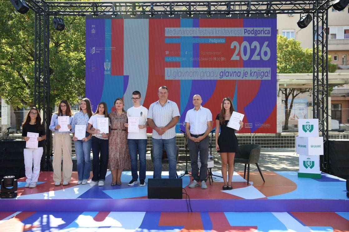 Nagrađeni osnovci na Međunarodnom festivalu književnosti (Foto: Đorđe Cmiljanić)