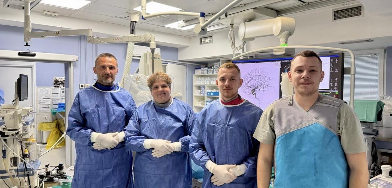 Dr Arsenije Radunović, dr Milena Roganović, Uroš Kuč i Strahinja Kuč (Foto: Klinički centar Crne Gore)