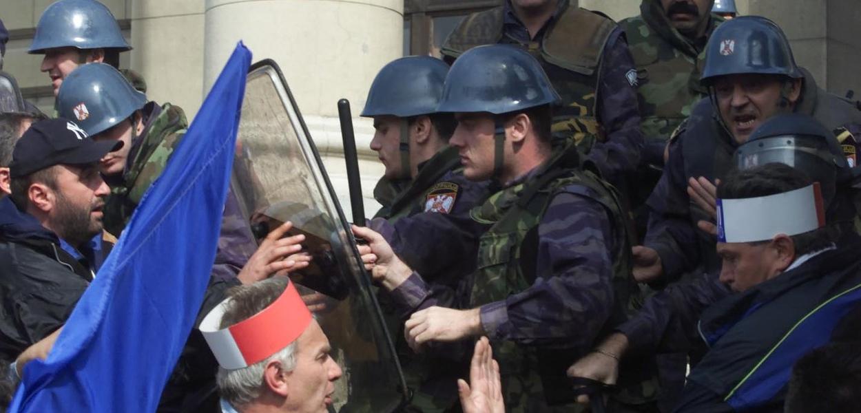 Riot-police clash with opposition demonstrators in front of Yugoslav federal parliament, Thursday October 5 2000 in Belgrade (AP PHOTO / Darko Vojinovic) (Foto: DARKO VOJINOVIC)