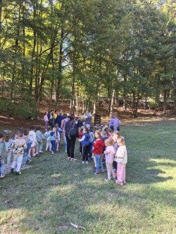 U lovćenskim bojama jeseni: đeca i vaspitačice vrtića „Sunce“ tokom edukativnog programa posvećenog životinjama sa službenicima JPNPCG.
