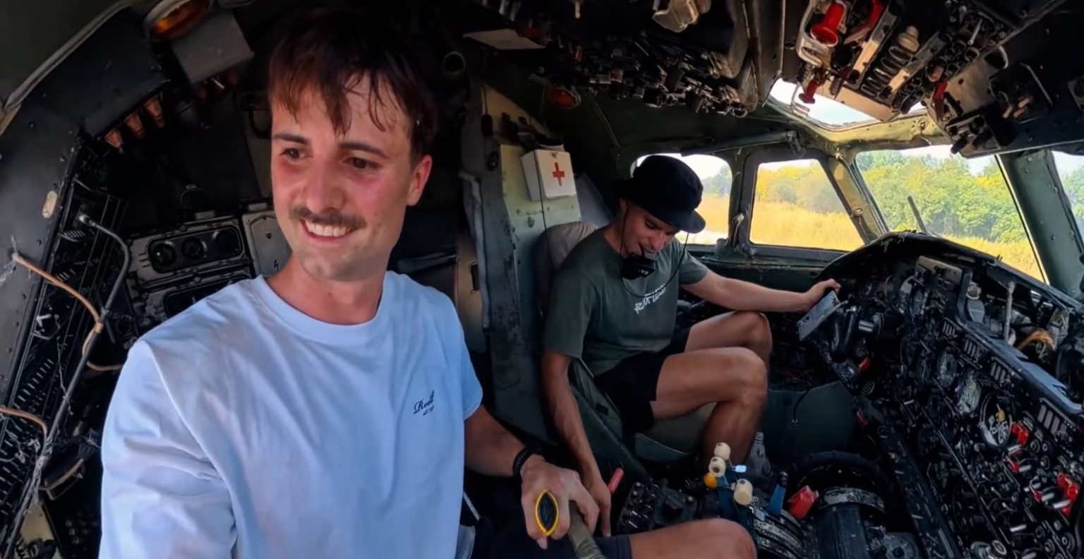 Jutjuberi iz Austrije u rashodovanom avionu u kompleksu vazduhoplovne baze kod Beograda